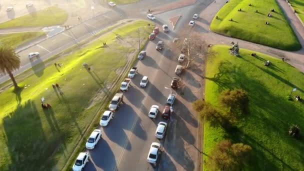 Flygfoto Vit Bil Väg Med Trafik Parken Solig Dag Belägen — Stockvideo