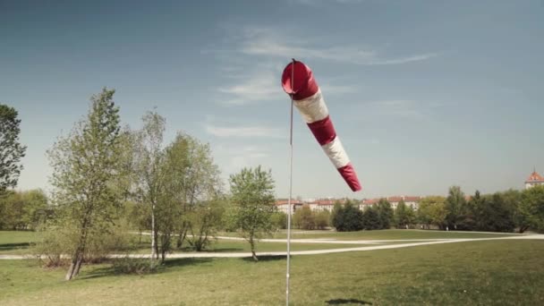 Rüzgâr Yönünü Göstermek Için Parkta Rüzgâr Yağışlı Bir Hava Var — Stok video