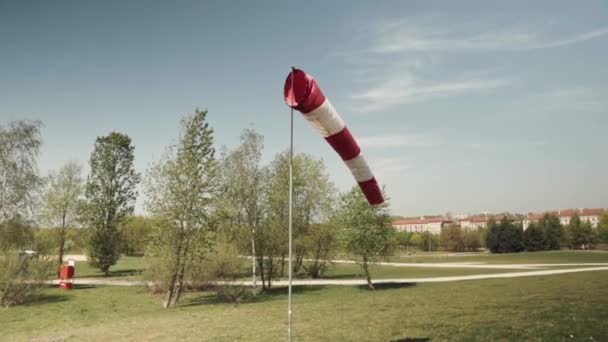 Gibt Windsack Park Die Windrichtung Anzuzeigen — Stockvideo