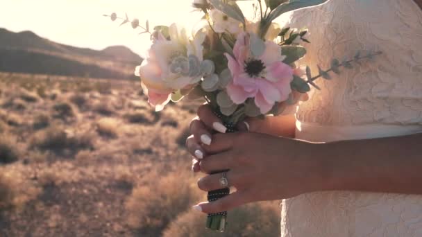 Zeitlupenschwenk Über Braut Mit Blumenstrauß Bei Sonnenuntergang — Stockvideo