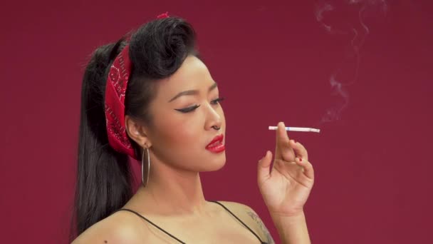 Asiatic Femeie Fumând Țigară Fundal Roșu — Videoclip de stoc