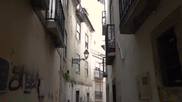 Pov Caminando Por Callejones Estrechos Zona Alfama Lisboa Portugal — Vídeos de Stock