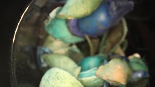 Von Draußen Eine Vase Mit Bunten Potpourri Stücken Die Viele — Stockvideo
