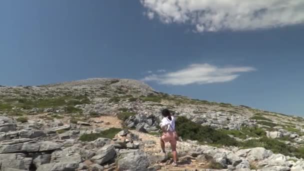 穿着夏季远足服装的女孩走在山中到达了冥想的风景中 — 图库视频影像