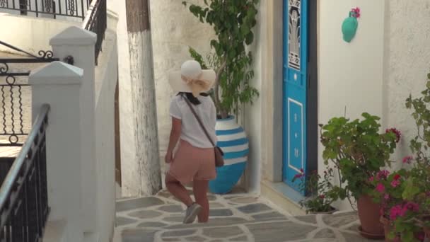 Κορίτσι Καλοκαιρινή Στολή Πεζοπορίας Περπατώντας Μέσα Από Τυπικό Στενό Ελληνικό — Αρχείο Βίντεο