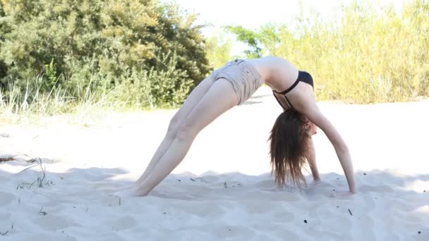 背弯姿势 在室外练习瑜伽或有氧运动 关于平衡和灵活性的高级练习 — 图库视频影像