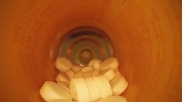 Szybko Wyciągając Całą Długość Pomarańczowej Butelki Lekiem Receptę Odsłaniając Zakrętkę — Wideo stockowe