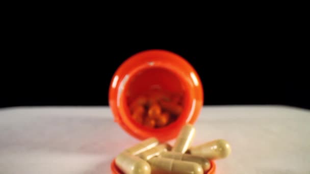 在瓶盖中移动过胶囊 朝打开橙子补充剂药瓶的方向推挤 使用广角镜 获得独特的视角 — 图库视频影像