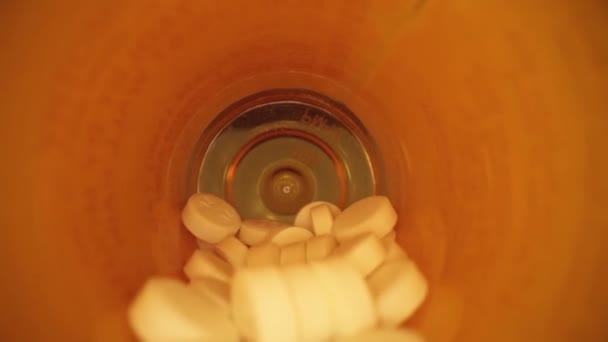 Portakal Reçeteli Ilaç Şişesinin Tüm Uzunluğunu Çıkarınca Boş Mavi Şişe — Stok video