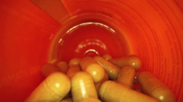 Turuncu Bir Ilaç Kutusunun Yarısını Çıkarıp Şişenin Kapağını Ortaya Çıkarıyor — Stok video