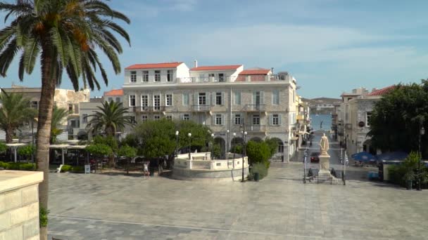 Statický Pohled Náměstí Syros Směrem Oceánu Palmami Řeckou Vlajkou Auty — Stock video