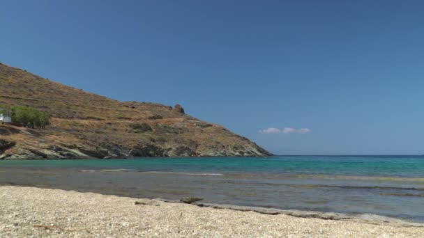 背景为岩石海滩 海洋和山丘的静态视图 — 图库视频影像