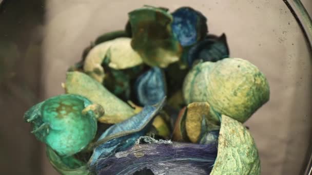 Langsam Tief Eine Vase Mit Blauem Und Grünem Potpourri Schiebend — Stockvideo
