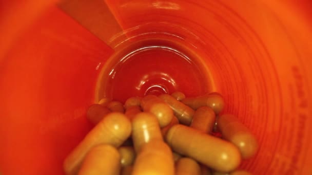 Retirant Toute Longueur Flacon Pilule Supplément Orange Révélant Bouchon Flacon — Video