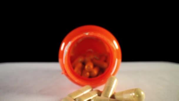 Zieht Öffnen Einer Orangefarbenen Tablettenflasche Vorbei Und Deckt Den Deckel — Stockvideo