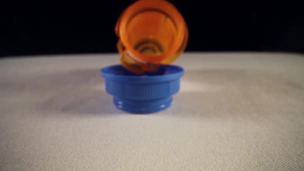 移动通过空蓝色瓶盖 慢慢推入整个长度的橙子处方药药瓶 使用广角镜 获得独特的视角 — 图库视频影像