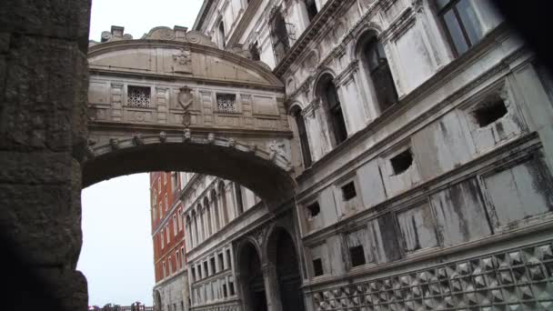 Hemlig Kameravinkel Bridge Sughs Ponte Dei Sospiri Venedig Italien Regnig — Stockvideo