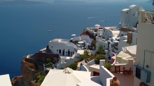 絵のように美しいオア サントリーニ島 ギリシャの白い建物晴れた日に西を見る — ストック動画