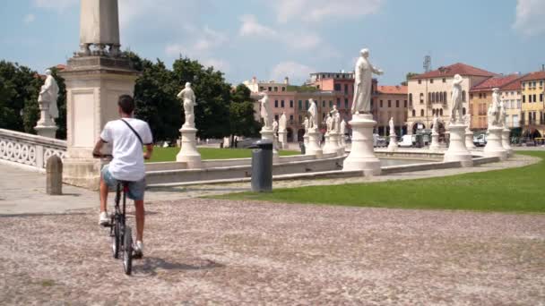 Muitas Estátuas Parque Prato Della Valle Pádua Itália Dia Ensolarado — Vídeo de Stock
