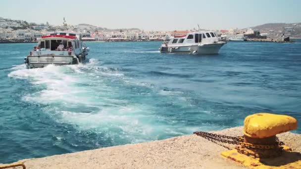 Barcos Turísticos Bay Mykonos Mikonos Town Grécia Dia Ensolarado — Vídeo de Stock