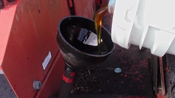 Slomo 5ガロンの石油を漏斗に注ぎ 窓に油圧オイルリザーバーを埋める — ストック動画
