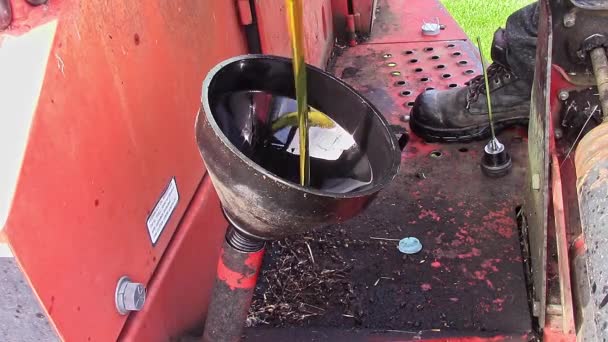 五ガロンの石油を漏斗に注ぎ窓に油圧オイルリザーバーを埋める — ストック動画