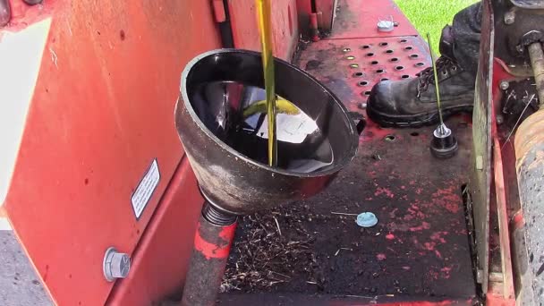 Giet Olie Uit Een Liter Emmer Een Trechter Een Hydraulisch — Stockvideo