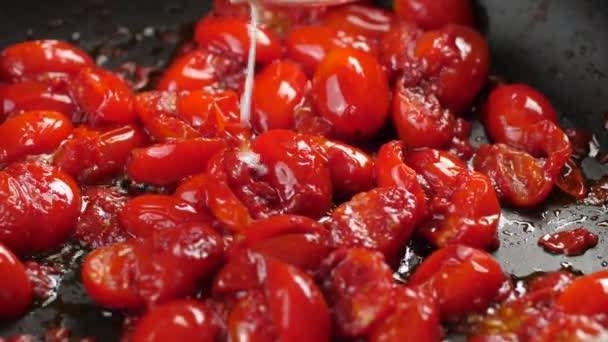 Wlewanie Mleka Podgrzewanej Patelni Smażonymi Pomidorami Wiśniowymi Połówce Bulwiastą Oliwą — Wideo stockowe