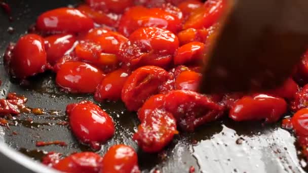 Agitando Refogados Metade Tomates Cereja Cortados Panela Quente Usando Espátula — Vídeo de Stock