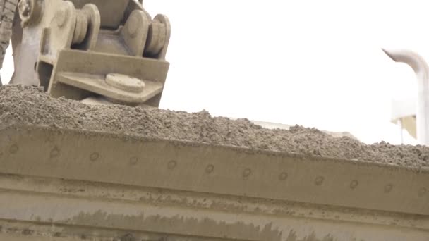 Găleata Excavatorului Descarcă Camionul Din Beton Proaspăt Primul Strat Suprafață — Videoclip de stoc