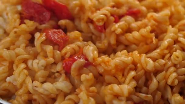Połączenie Gotowanego Makaronu Fusilli Sosem Pomidorowym Pomidorów Wiśniowych Pasty Pomidorowej — Wideo stockowe