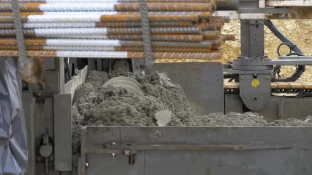 Voll Mechanisierter Prozess Des Betonpflasterbaus Der Gleitfertiger Breitet Den Beton — Stockvideo