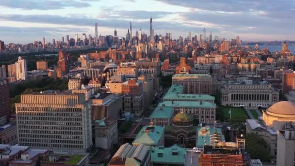 マンハッタンのモーニングサイドハイツ地区の上空からの眺め 黄金の時間の日の出 ミッドタウンのスカイラインの壮大な景色は 豪華な色の配列ですぐに見えます 4Kでは — ストック動画