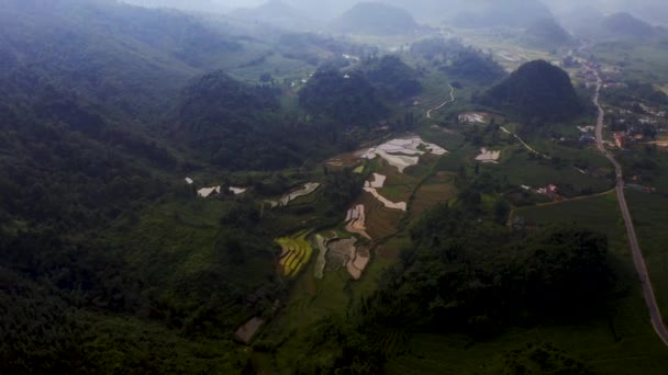 ベトナム北部の霧深い山の間に散在する農地の遅い明らかに — ストック動画