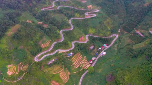 东凡卡斯特高原地质公园的山坡上 一条蜿蜒曲折的弯弯曲曲的道路被美丽地切割成了一条小道 教科文组织的世界遗产所在地 越南北部的马皮冷关口 空中向后倾斜 — 图库视频影像