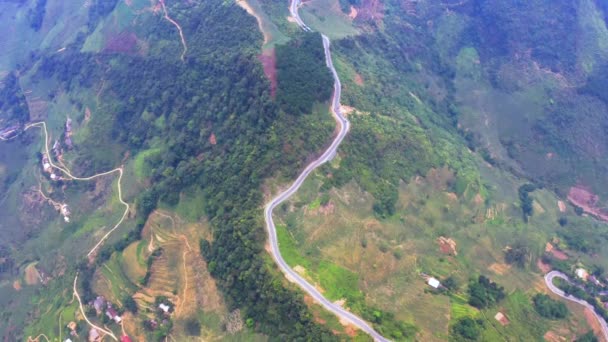 Cima Para Baixo Dolly Frente Tiro Sobre Montanhas Enevoadas Norte — Vídeo de Stock