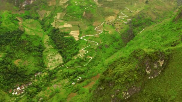 Воздушно Восходящий Снимок Над Горой Показывающий Извилистую Дорогу Прорезанную Горах — стоковое видео