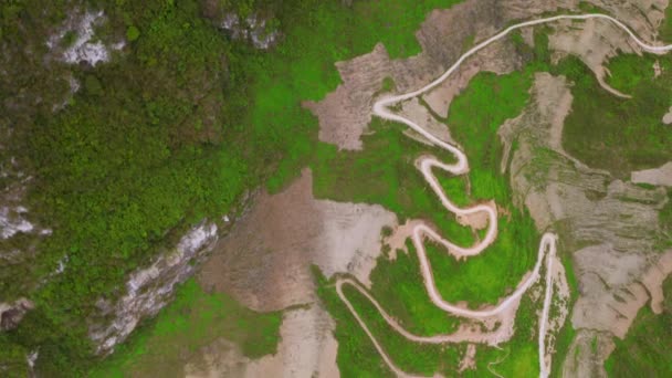 Foto Arriba Hacia Abajo Camino Sinuoso Cortado Las Montañas Del — Vídeos de Stock