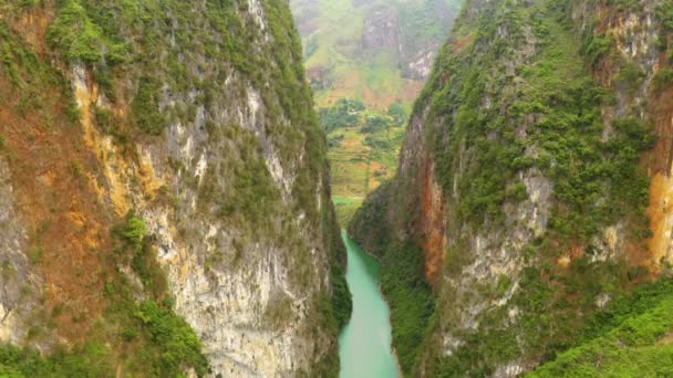 在越南北部的Nho Que河绿松石碧绿的水面上 空中的娃娃穿过陡峭的峡谷墙壁向前飞奔 Leng Pass — 图库视频影像