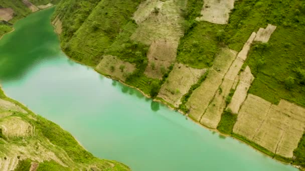 越南北部绿油油的群山环绕着碧绿的碧水 马皮冷山口空中平底锅倾斜时离开 — 图库视频影像