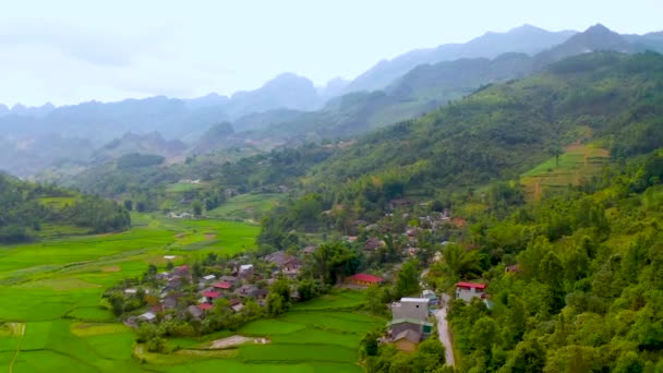 Kuzey Vietnam Sisli Dağlarında Küçük Bir Çiftlik Topluluğunun Hava Alanı — Stok video