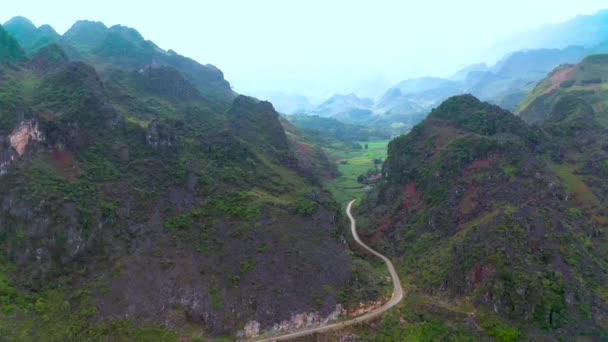 오토바이 북베트남 의산을 관통하고 유네스코 세계유산 앞으로 — 비디오
