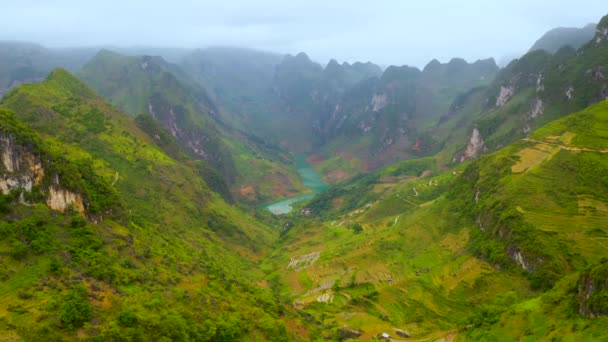 在富丽堂皇的越南北部马皮岭山口 美丽的牛车江畔 蓝绿色的海水在空中漂流 — 图库视频影像