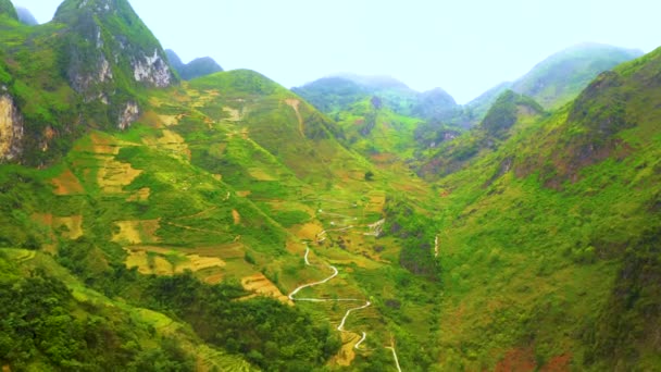 在一条蜿蜒曲折的道路前面的空中娃娃被切割成了越南北部毛茸茸的马皮岭山边 — 图库视频影像