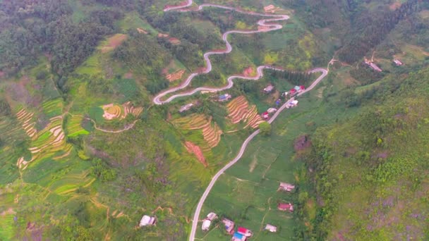 Eine Kurvenreiche Straße Die Sich Wunderschön Den Berghang Des Geoparks — Stockvideo