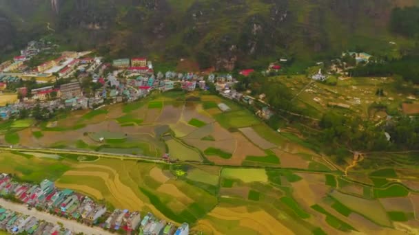 Tarasy Ryżowe Otaczające Miasto Dong Van Płaskowyżu Dong Van Karst — Wideo stockowe