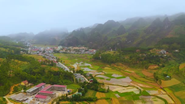 Райс Террасы Поселились Туманных Горах Окружающих Город Донг Ван Донг — стоковое видео