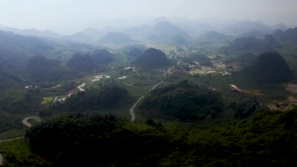 Левая Воздушная Тележка Снимает Туманные Горы Северного Вьетнама — стоковое видео