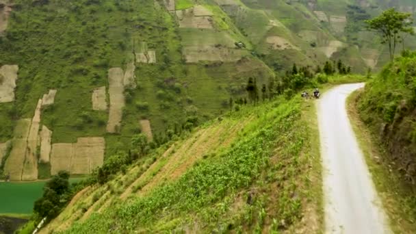 Dolly Lento Hacia Adelante Largo Carretera Estrecha Montaña Para Revelar — Vídeo de stock