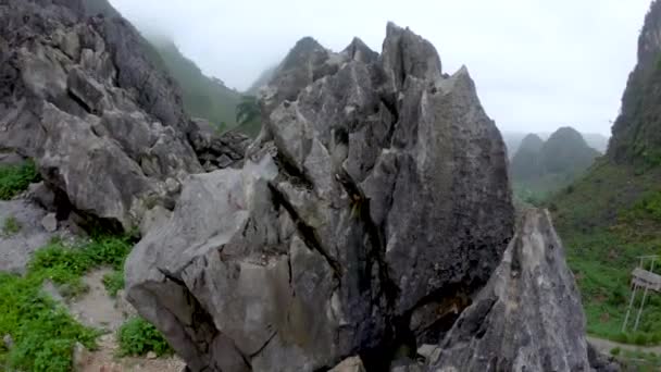 Право Долли Открытие Входа Перевал Ленг Туманных Горах Северного Вьетнама — стоковое видео
